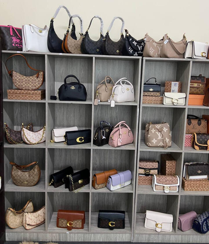 Banyak koleksi handbag yang cantik dan lawa