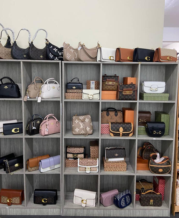 Antara Koleksi Handbag yang ditawarkan dengan Promosi BUY 1 FREE 1